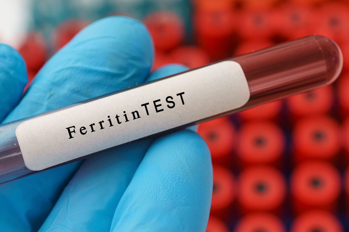 Blutröhrchen mit Blut zur Ferritinbestimmung im Rahmen einer Überprüfung der Eisenwerte.